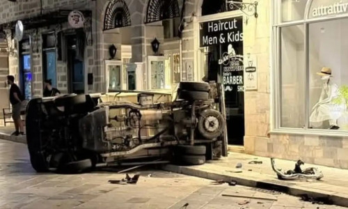 Τροχαίο ατύχημα στη Σύρο: Δύο αυτοκίνητα συγκρούστηκαν - Το ένα ανετράπη