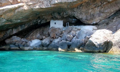 Άγιος Στέφανος Σύρου: Ένα εκκλησάκι κρυμμένο σε μία απόμερη σπηλιά του Γαλησσά