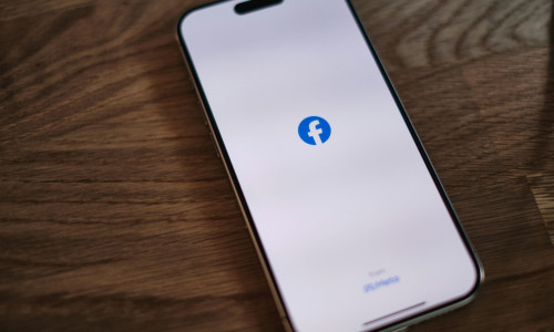 «Έπεσε» το Facebook – Μεγάλα προβλήματα στη σύνδεση