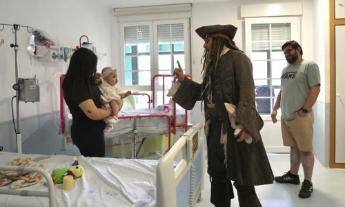 Τζόνι Ντεπ: Ντύθηκε ξανά πειρατής και επισκέφθηκε παιδιά σε νοσοκομείο