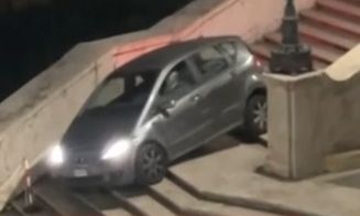 Ρώμη: Η στιγμή που αυτοκίνητο κατεβαίνει τα... σκαλιά της Πιάτσα ντι Σπάνια - «Κόλλησε» στο τέλος