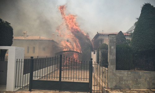 Παλαιά Φώκαια: Ενισχύθηκαν οι Πυροσβεστικές Δυνάμεις - Η ενημέρωση Βαθρακογιάννη