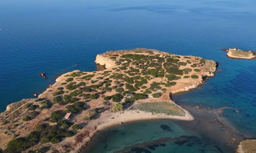 Το νησί-μυστήριο απέναντι από τη Βούλα που ανήκει σε έναν συνταξιούχο οδηγό λεωφορείου