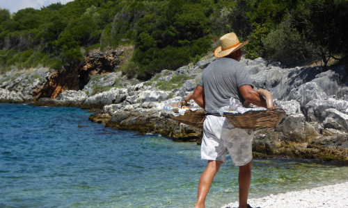 Πώς δρούσε η «μαφία του λουκουμά» - Με... όπλα ο έλεγχος στις παραλίες