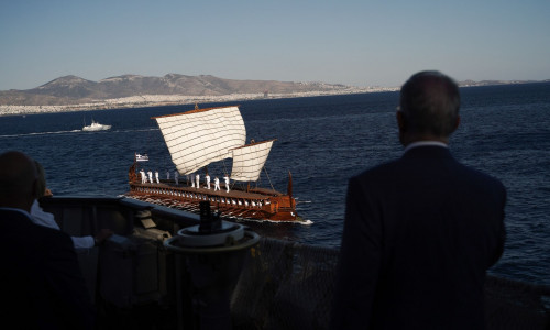 Ο Πρόεδρος της Δημοκρατίας επιθεώρησε τον πολεμικό στόλο στον Σαρωνικό - Εντυπωσιακές εικόνες