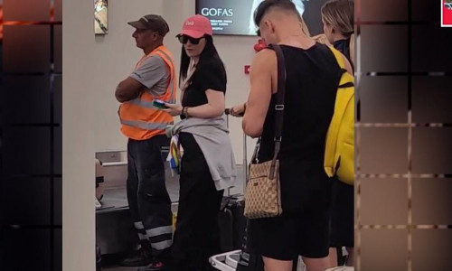 Μύκονος: Η διάσημη Ιταλίδα τραγουδίστρια Laura Pausini «καμουφλαρισμένη»