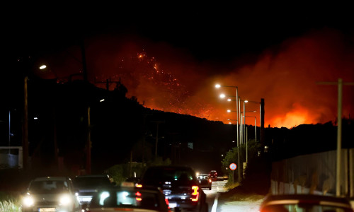 Νύχτα-κόλαση στα Φέρμα Ιεράπετρας: Ανεξέλεγκτη η φωτιά – Μαζική εκκένωση των τουριστικών καταλυμάτων