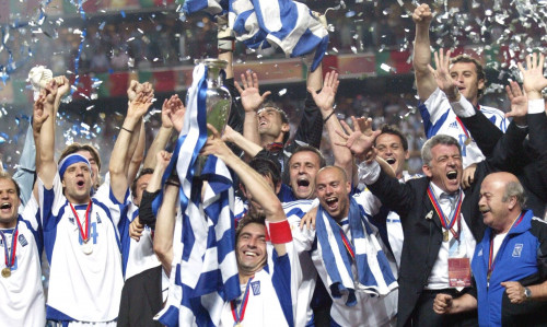 Το σήκωσε το τιμημένο! Όταν η Ελλάδα έγραψε το μεγαλύτερο έπος στην Πορτογαλία στο Euro 2004