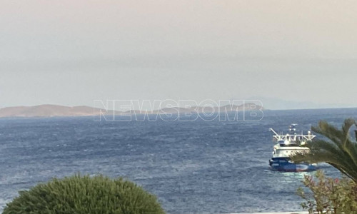 Για τρίτη συνεχόμενη μέρα τα τουρκικά αλιευτικά παραμένουν στις ακτές της Τήνου