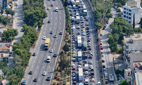 Κίνηση: Καραμπόλα τριών οχημάτων στην παραλιακή στην Γλυφάδα - Μεγάλες καθυστερήσεις προς Αθήνα