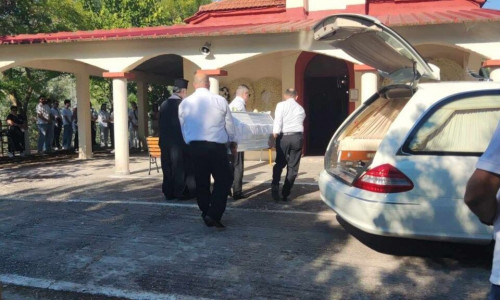 Αγρίνιο: Ράγισαν καρδιές στην κηδεία του 21χρονου Θανάση – Με κουφέτα και λευκά λουλούδια το «αντίο»