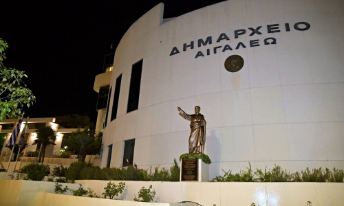 «Μην πάτε πουθενά, έχει όπλο»: 59χρονος σε αμόκ εισέβαλε στο Δημαρχείο Αιγάλεω