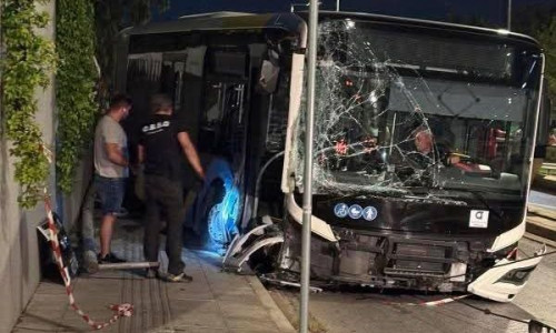 Παρ'ολίγον τραγωδία στη Λεωφόρο Βουλιαγμένης: «Ακυβέρνητο» λεωφορείο σάρωσε τα πάντα στο πέρασμα του