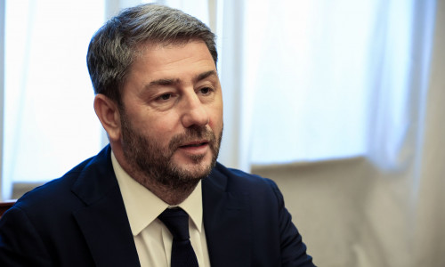 Σε θέση άμυνας το ΠΑΣΟΚ μετά τη διπλή γραμμή για το μεταναστευτικό