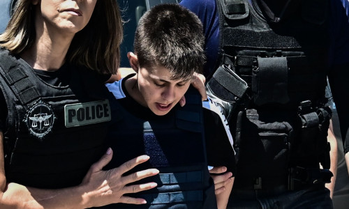 Ειρήνη Μουρτζούκου: Με σκυφτό κεφάλι έφτασε στις φυλακές Κορυδαλλού η 25χρονη
