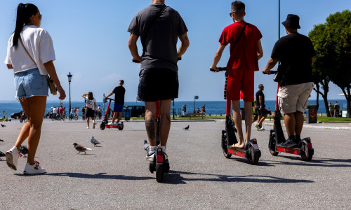 Ηλεκτρικά πατίνια: Κόντρες και ριψοκίνδυνοι ελιγμοί χωρίς κράνος - Σε κρίσιμη κατάσταση η 17χρονη