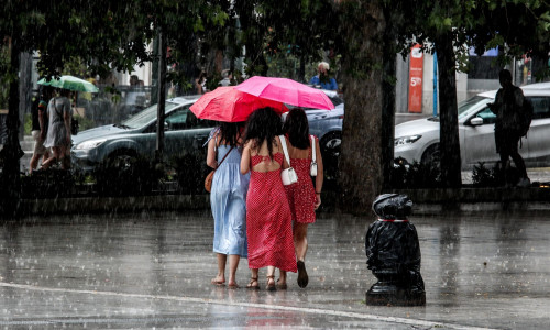 Καιρός: Ποιες ώρες θα «χτυπήσουν» καταιγίδες - Νέο έκτακτο δελτίο από την ΕΜΥ