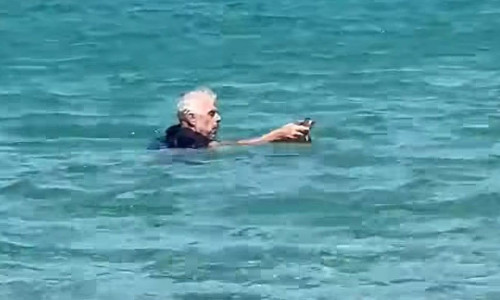 Πάρος: Γάλλος τουρίστας έσωσε γατάκι που κινδύνευε στη θάλασσα και θα το υιοθετήσει
