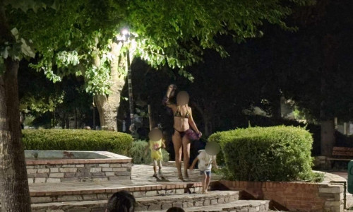 Λάρισα: Νεαρή μητέρα πέταξε τα ρούχα και βούτηξε σε συντριβάνι πάρκου με τα παιδιά της