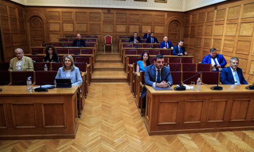 Αυλαία στην προανακριτική Καραμανλή - «Στα κάγκελα» η αντιπολίτευση για τη fast track διαδικασία