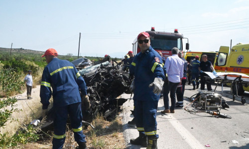 Θανατηφόρο τροχαίο με τρεις νεκρούς στην Αργολίδα - Νταλίκα συγκρούστηκε με τζιπ