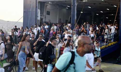 Κίνηση τώρα: Μποτιλιάρισμα στο λιμάνι του Πειραιά - Αναχωρούν κατά κύματα οι αδειούχοι