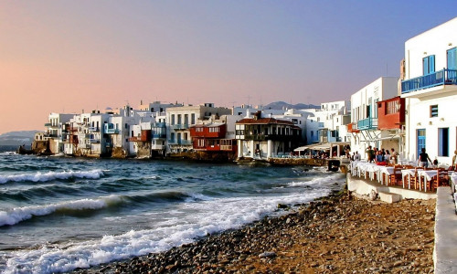Θερίζει η αισχροκέρδεια στα νησιά: Λογαριασμοί που ζαλίζουν για ξαπλώστρες και χωριάτικη σαλάτα