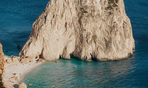 Η ειδυλλιακή παραλία της Ζακύνθου με τους λευκούς βράχους και το παράξενο όνομα