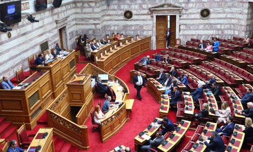 Θερινή «διαβολοβδομάδα» ΟΠΕΚΕΠΕ στη Βουλή λίγο πριν κλείσει για διακοπές