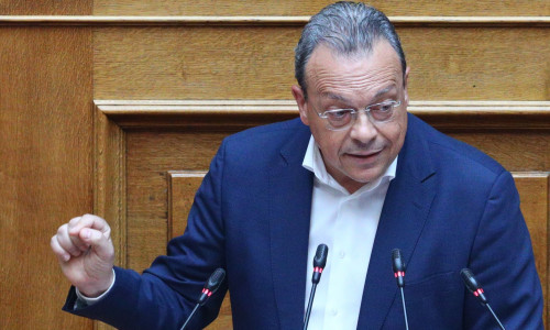 Φάμελλος: Πολιτικά εκβιαζόμενος από το κόμμα του ο πρωθυπουργός