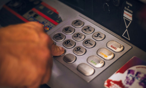 Όλες οι αλλαγές στις προμήθειες των τραπεζών: Πέντε βασικές ρυθμίσεις για τις χρεώσεις