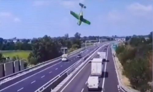 Ιταλία: Ιδιωτικό αεροσκάφος συνετρίβη σε αυτοκινητόδρομο - Νεκροί οι δύο επιβαίνοντες