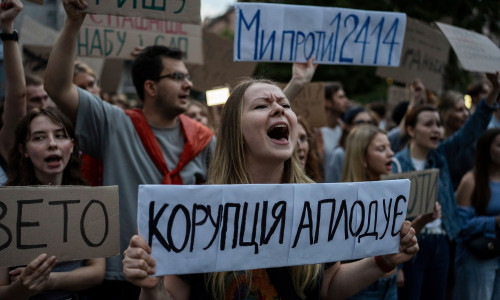 Ουκρανία: Ο Ζελένσκι θέτει υπο κηδεμονία τις ανεξάρτητες αρχές και προκαλεί ογκώδεις διαδηλώσεις