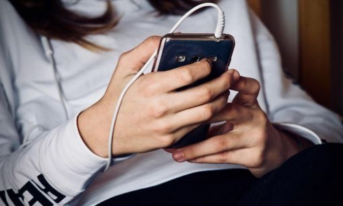 Μελέτη: Τα smartphones μπορεί να προκαλέσουν αυτοκτονικές σκέψεις στα παιδιά