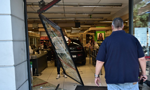 Πώς έγινε το πρωτοφανές τροχαίο στη Νίκαια -Με κάταγμα στη λεκάνη ένα 7χρονο παιδί, τι λέει η οδηγός