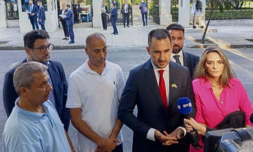 Προεδρικό Μέγαρο: Απαγορεύτηκε η είσοδος σε Παλαιστίνιο πρόσφυγα που συνόδευε τον Χαρίτση