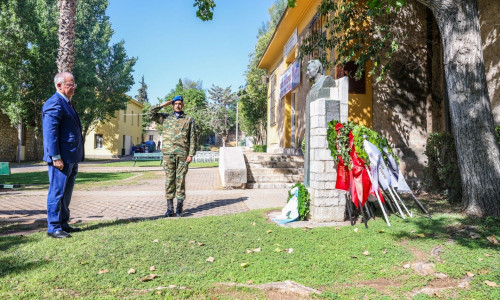 Κατάθεση στεφάνου από τον Κωνσταντίνο Τασούλα στο ΕΑΤ – ΕΣΑ