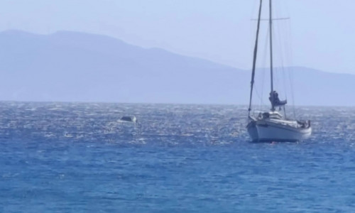 Τήνος: Αυτοκίνητο έπεσε στη θάλασσα και βυθίστηκε - Δείτε εικόνες
