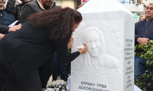 Ένταση στη δίκη της Κυριακής Γρίβα: Ξέσπασε ο πατέρας της, «ο άνανδρος τη μαχαίρωσε πισώπλατα»
