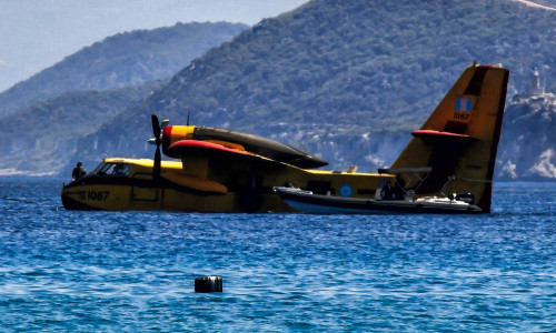 Κιάτο: Προσθαλάσσωση πυροσβεστικού αεροσκάφους - «Είχε θέμα ο κινητήρας», λέει ο ένας πιλότος