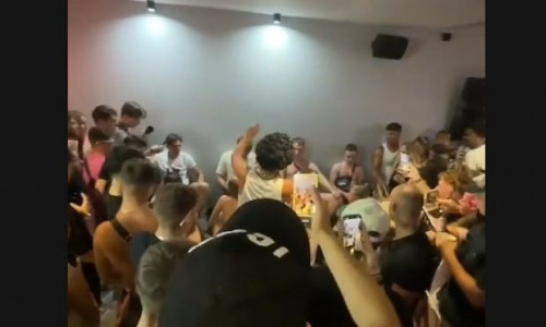 Ζάκυνθος: Εκτός ορίων τουρίστες σε ακατονόμαστα όργια στοματικού έρωτα ενώ άλλοι βιντεοσκοπούν