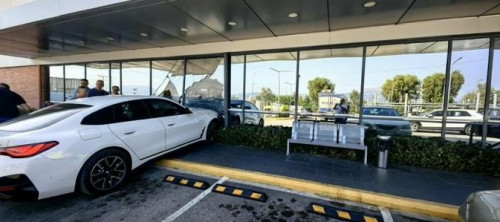 Πάτρα: Αυτοκίνητο έπεσε σε τζαμαρία σούπερ μάρκετ