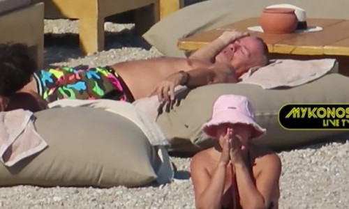 Ο Eros Ramazzotti στη Μύκονο - Βίντεο με τον Ιταλό τραγουδιστή να «λιώνει» στην παραλία