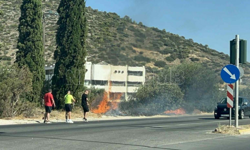 Εστία φωτιάς και στη Λεωφόρο Λαυρίου - Προσπαθούν να τη σβήσουν περαστικοί