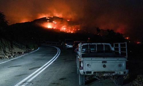 LIVE BLOG: Ολονύχτια μάχη με τις φλόγες σε Εύβοια, Μεσσηνία, Κύθηρα, Χανιά