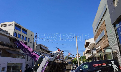 Περιστέρι: Πώς το γερανοφόρο ξέφυγε και προσέκρουσε σε πολυκατοικία  - Δείτε βίντεο