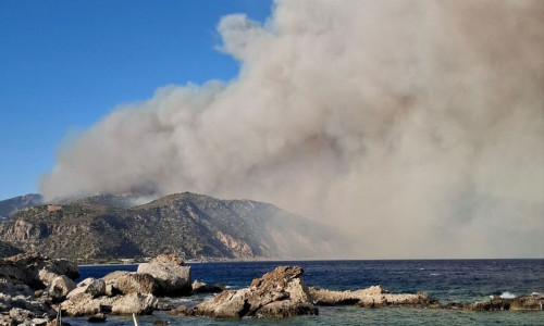 Μαίνεται η πυρκαγιά στα Τεμένια του Δήμου Καντάνου και Σελίνου στα Χανιά