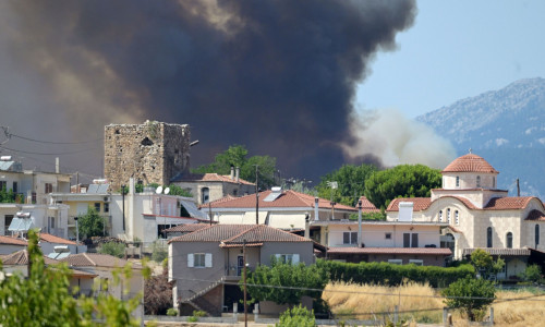 Εύβοια: Εκτός ελέγχου η πύρινη λαίλαπα - Οι φλόγες πέρασαν από τον Πισσώνα και απειλούν τον Βατώντα