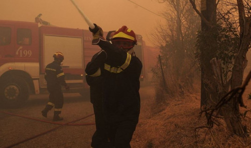 Φωτιά τώρα στις Αφίδνες: Κανένας κίνδυνος για τις εγκαταστάσεις του Στρατού στον Άγιο Στέφανο