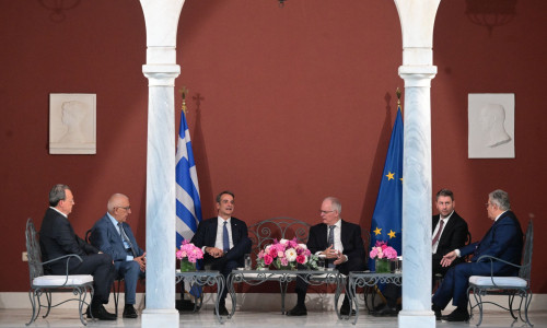 Μουρμούρες σε ΠΑΣΟΚ και ΣΥΡΙΖΑ για την παρουσία των προέδρων τους στη Γιορτή της Δημοκρατίας